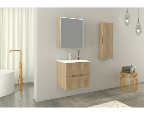 Modernt badrum med tvättställ, spegelskåp, högskåp och dekorativa element för en ljus och stilfull atmosfär.