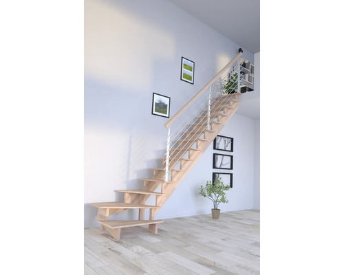 Trätrappa med metallräcke i ett ljust rum