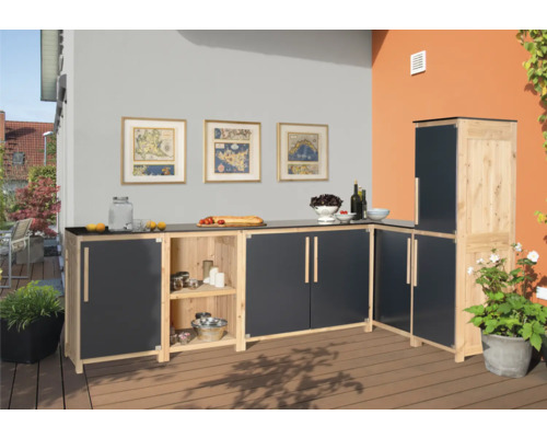 Utekök med bänkskiva, skåp och hyllor på en terrass