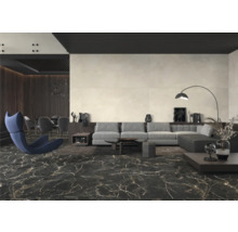 Vardagsrum med grå soffgrupp och golvplattor i marmorlook