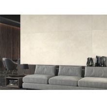 Vardagsrum med kakelvägg, soffa och dekoration