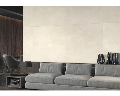 Vardagsrum med kakelvägg, soffa och dekoration