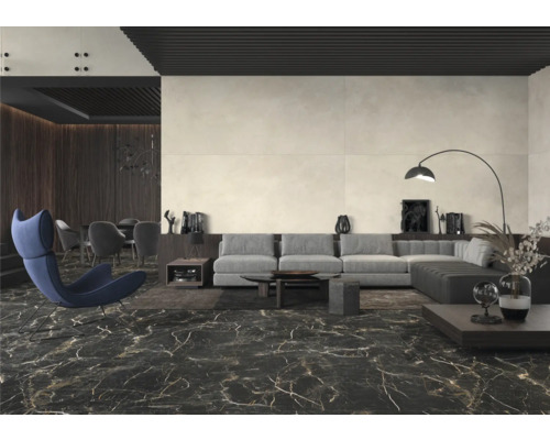 Vardagsrum med soffa, fåtölj och golvplattor i marmorlook