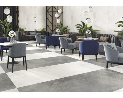 Restaurang med bord, stolar och gråvitt schackrutigt kakelgolv