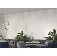 Restaurangscen med väggplattor, sittgrupper och växter