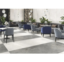 Interiör med stolar, bord och schackrutiga plattor