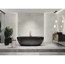 Modernt badrum med fristående badkar, tvättställ och storformatsplattor