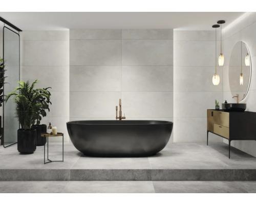 Modernt badrum med fristående badkar, tvättställ och storformatsplattor