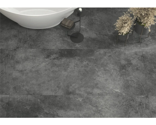 Badrum med gråa kakelplattor och badkar