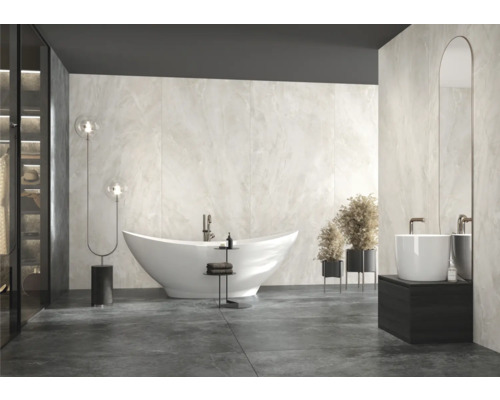 Modernt badrum med fristående badkar, tvättställ och klädkammare