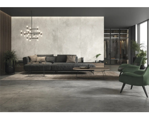 Modernt vardagsrum med soffa, fåtöljer, belysning och skåp.