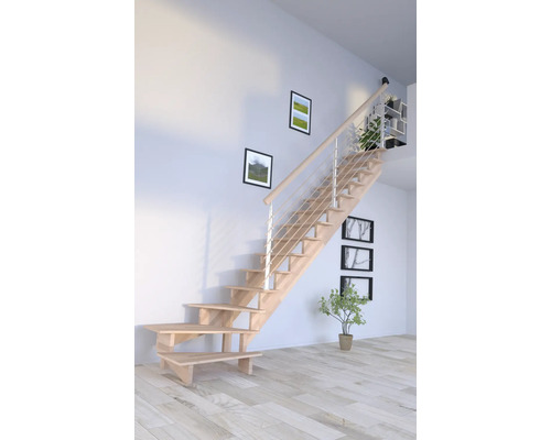 Trätrappa med metallräcke i ljust rum