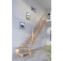 Trätrappa i interiören av ett hus med bilder på väggen.