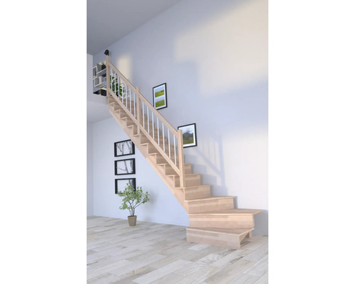 Ljus trätrappa med vitt räcke i ett ljust rum.