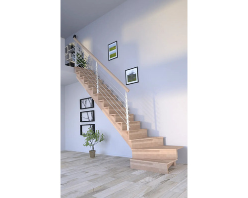 Trätrappa med metallräcke i ett ljust rum