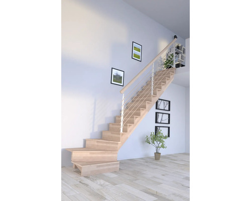 Trätrappa med räcke i ett ljust rum