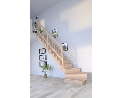 Trätrappa i ett ljust vardagsrum med tavlor på väggen och växter.