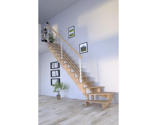 Trätrappa med metallräcke i ett ljust rum.