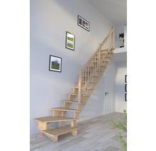 Trätrappa i en interiör med minimalistisk design och ljus atmosfär.