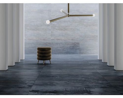 Interiörvy med klinkergolv, pall och taklampa