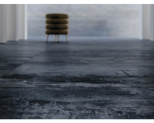 Mörka golvplattor lagda inomhus.