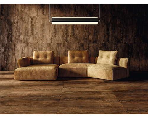 Vardagsrum med soffa, vägg- och golvplattor med träutseende