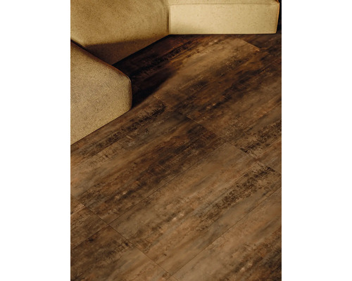 Installation av golvplattor i vardagsrummet