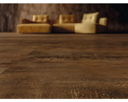 Närbild av mörkbrunt golv med soffa i bakgrunden