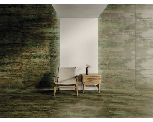 Rumsbild med kakel på vägg och golv, fåtölj och nattduksbord