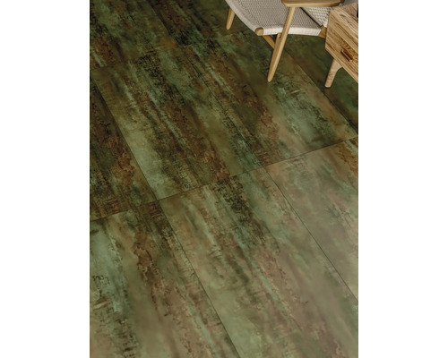 Installation av golvplattor inomhus med träutseende och sittplatser