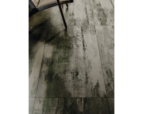 Närbild av golvplattor och en stol