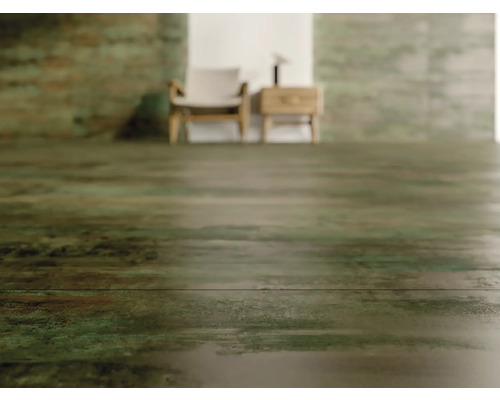 Ljust rum med golvplattor i träimitation, stol och nattduksbord