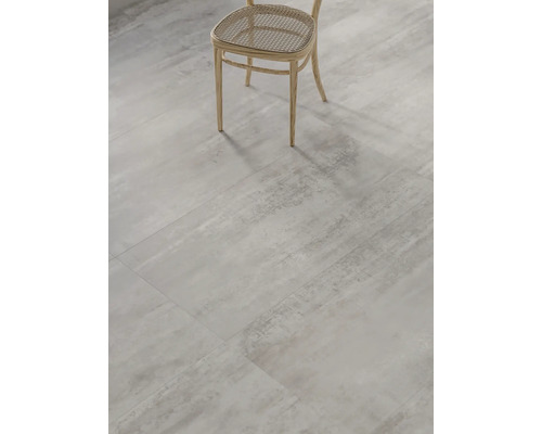 Golvplattor lagda med stol