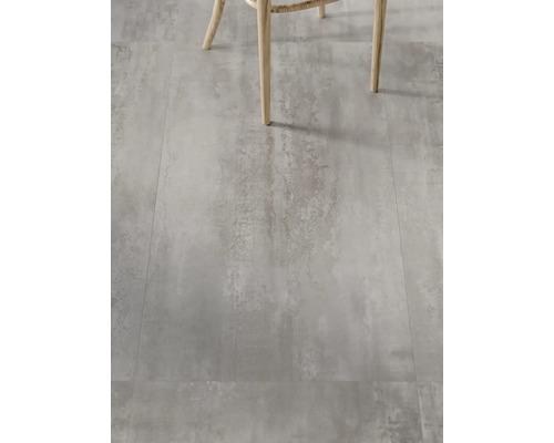 Kakelgolv med betongutseende och stolsben i förgrunden.