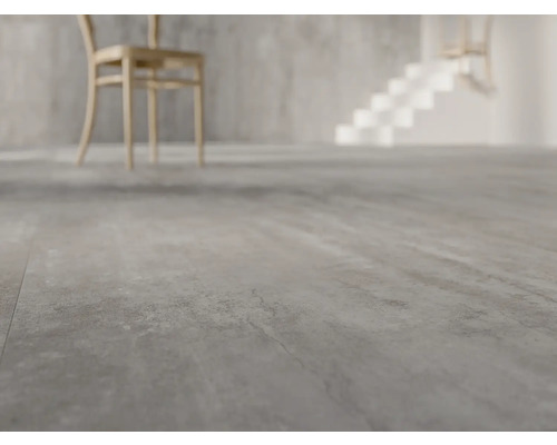 Klinkergolv med stol och trappa i bakgrunden