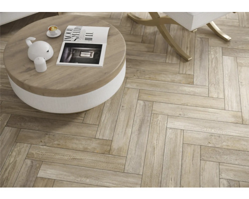 Golvvy med fiskbensmönster, soffbord och stol