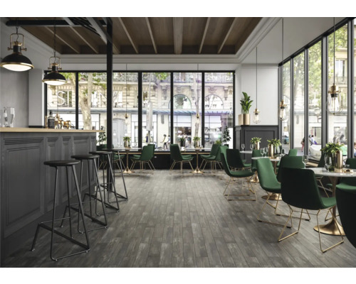 Interiör av en restaurang med bar, bord, stolar och trägolv