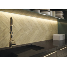 Köksscen med diskbänksblandare, diskho och väggpaneler i fiskbensmönster