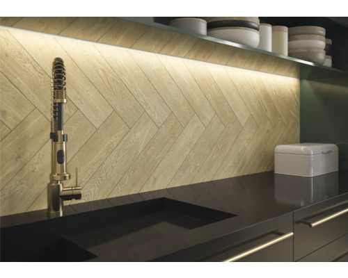 Köksscen med diskbänksblandare, diskho och väggpaneler i fiskbensmönster