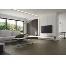 Ljust vardagsrum med soffa, soffbord, TV och parkettgolv.