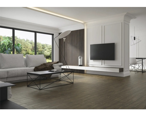 Ljust vardagsrum med soffa, soffbord, TV och parkettgolv.