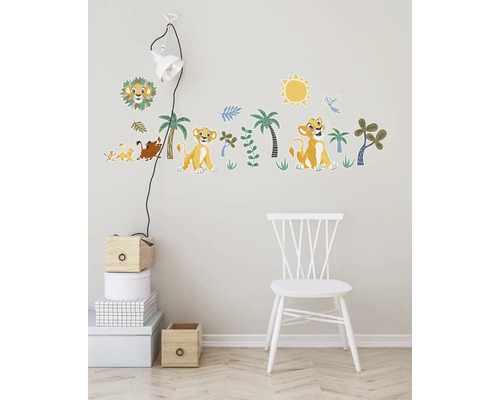 Väggdekoration med väggdekaler från filmen Lejonkungen i barnrummet.