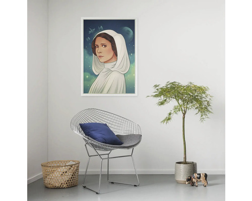 Dekorativ Star Wars väggdekoration av Prinsessan Leia i vit ram i ett vardagsrum