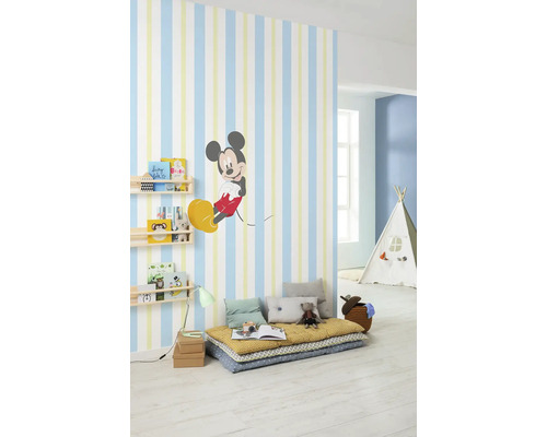 Barnrum med randig tapet, hyllor, sittdynor och lektält