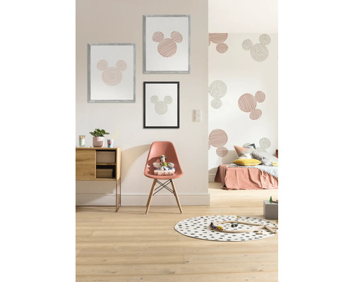 Barnrum med väggdekoration, byrå och lekmatta