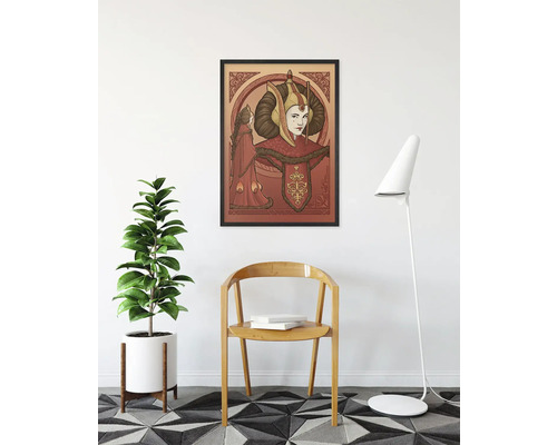 Inrammat porträtt av en kvinna med huvudbonad, placerad i ett vardagsrum