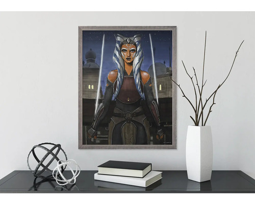 Inramad bild av Ahsoka Tano med ljussablar på en vägg