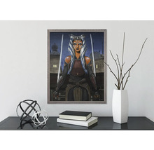 Inramad Star Wars Ahsoka Tano väggbild ovanför ett bord med dekoration