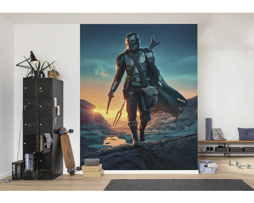 Fototapet med motiv av en Mandalorian och ett barn i en vardagsrumsmiljö.