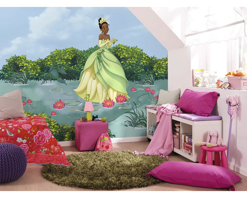 Barnrum med väggmålning, säng, matta och förvaringsmöbler